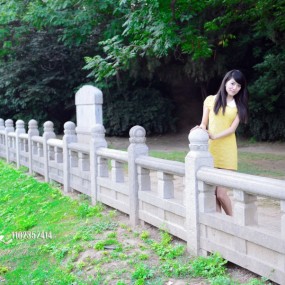 兴庆公园拍黄衣女孩