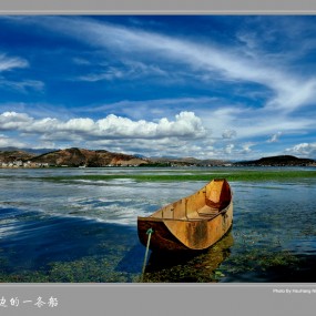 洱海边的一条船