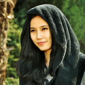 笑意盎然的黑衣妹儿