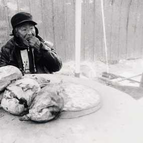 城里炕红薯的老人