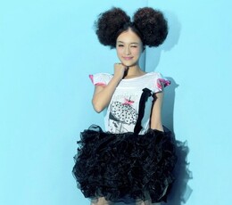 黑色短裙与粉色高跟鞋